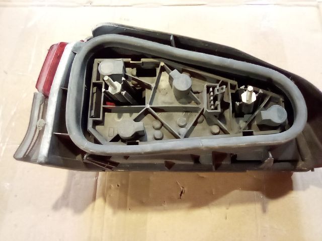 bontott PEUGEOT 106 Jobb Hátsó Lámpa