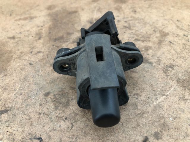 bontott PEUGEOT 107 Csomagtér Nyitó Kar / Gomb