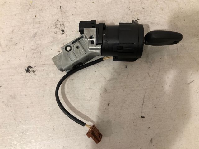 bontott PEUGEOT 2008 Gyújtáskapcsoló