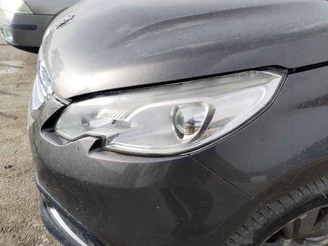 bontott PEUGEOT 2008 Bal Fényszóró