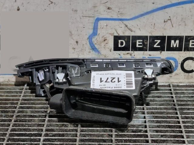 bontott PEUGEOT 2008 Bal Szellőző