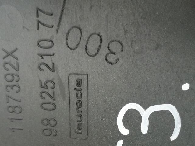 bontott PEUGEOT 2008 Első Lökhárító (Részeivel)