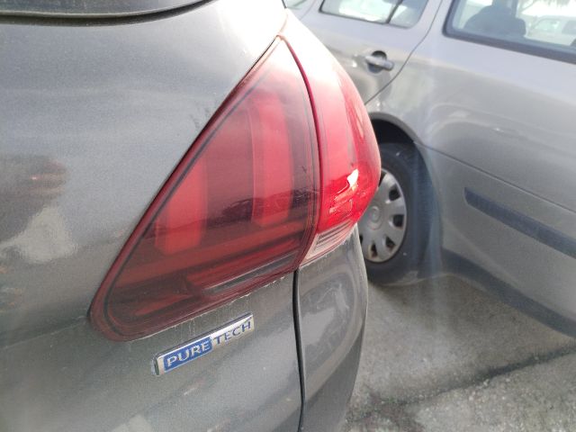 bontott PEUGEOT 2008 Jobb Belső Hátsó Lámpa