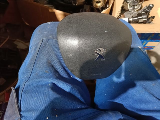 bontott PEUGEOT 2008 Kormánylégzsák