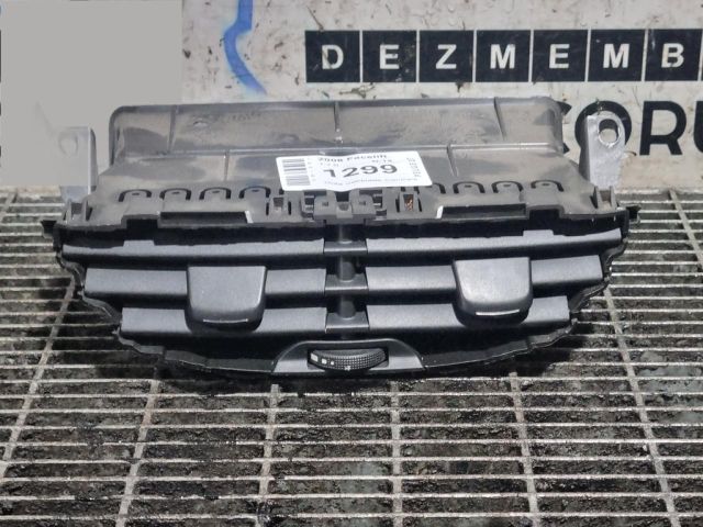 bontott PEUGEOT 2008 Középső Szellőző