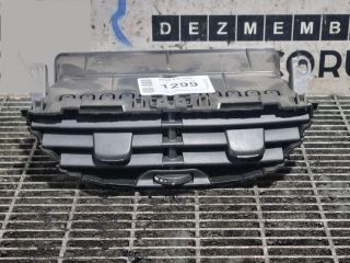 bontott PEUGEOT 2008 Középső Szellőző