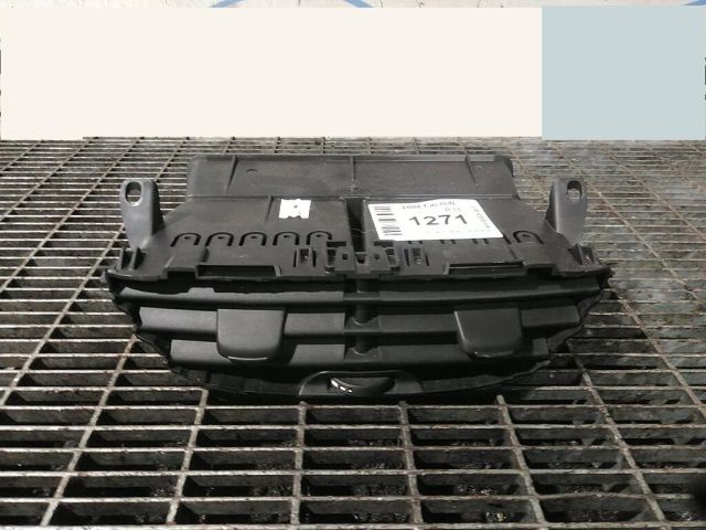 bontott PEUGEOT 2008 Középső Szellőző