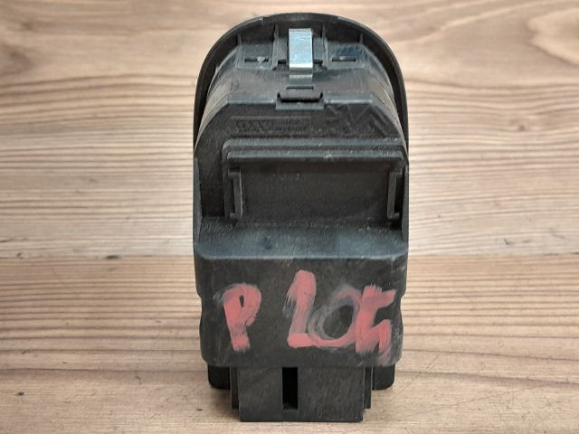 bontott PEUGEOT 205 Ablakemelő Kapcsoló Négyes / Kettes