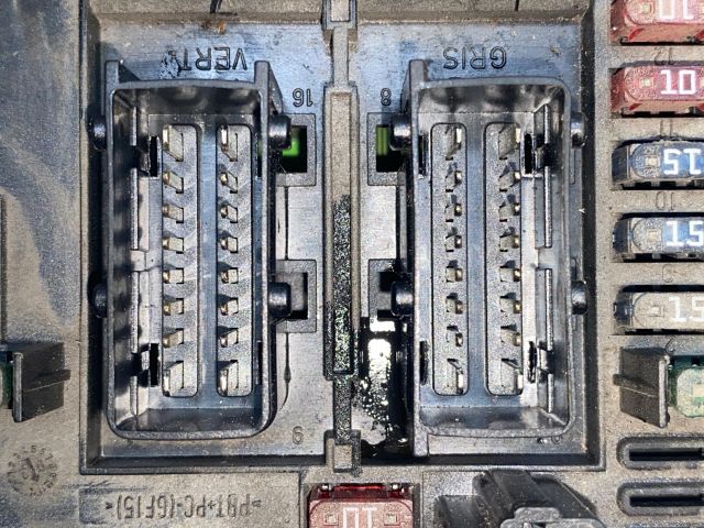 bontott PEUGEOT 206 Biztosítéktábla Motortér