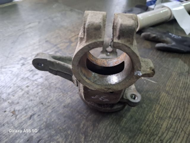 bontott PEUGEOT 206 Jobb első Csonkállvány Kerékaggyal