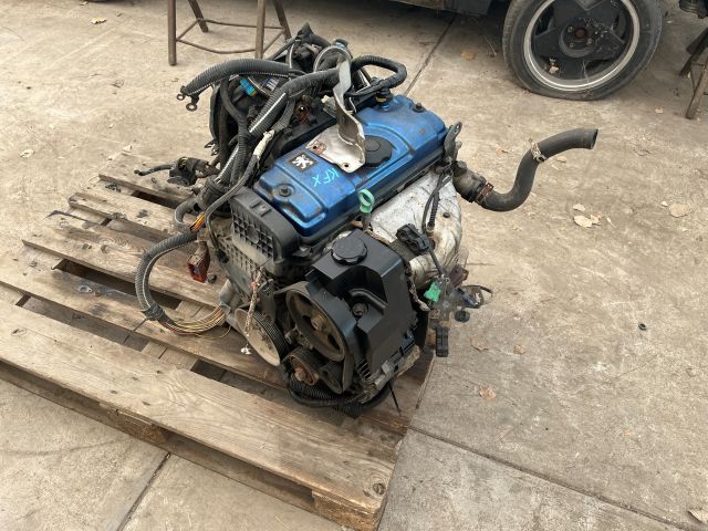 bontott PEUGEOT 206 Motor (Fűzött blokk hengerfejjel)