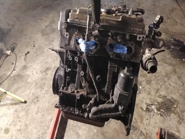 bontott PEUGEOT 206 Motor (Fűzött blokk hengerfejjel)