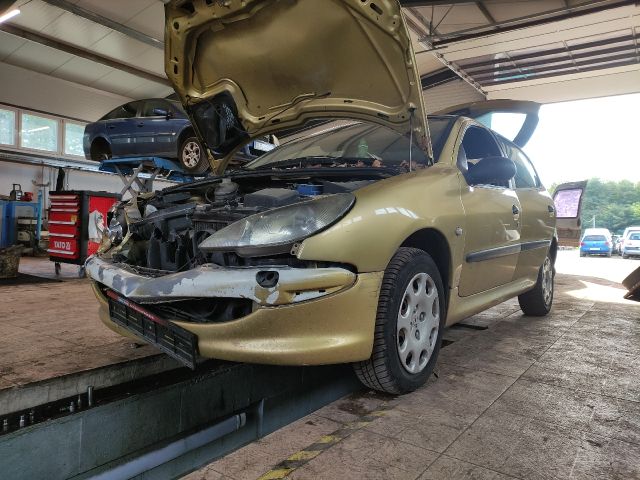 bontott PEUGEOT 206 Motor Tartó Bak Bal