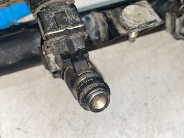 bontott PEUGEOT 206 Porlasztó Sor / Híd