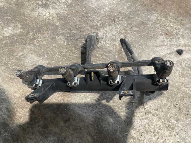 bontott PEUGEOT 206 Porlasztó Sor / Híd