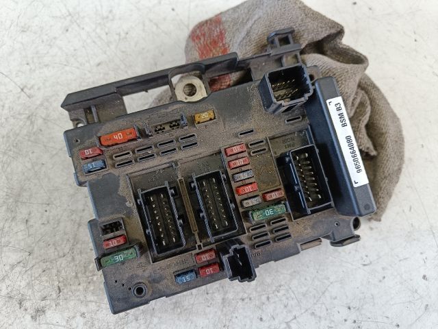 bontott PEUGEOT 206 Biztosítéktábla Motortér