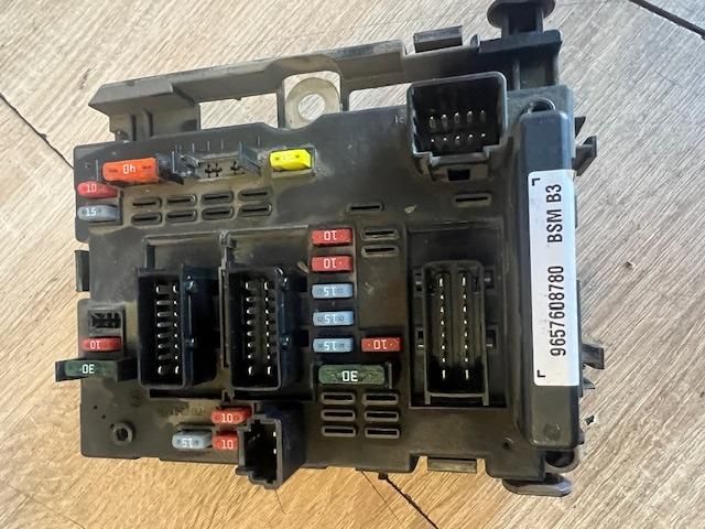 bontott PEUGEOT 206 Biztosítéktábla Motortér