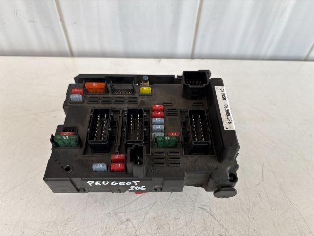 bontott PEUGEOT 206 Biztosítéktábla Motortér
