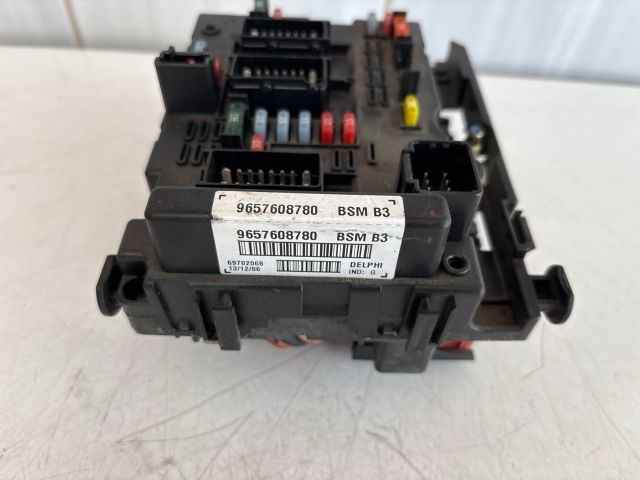 bontott PEUGEOT 206 Biztosítéktábla Motortér