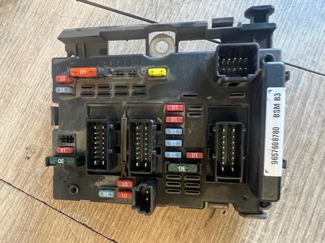 bontott PEUGEOT 206 Biztosítéktábla Motortér