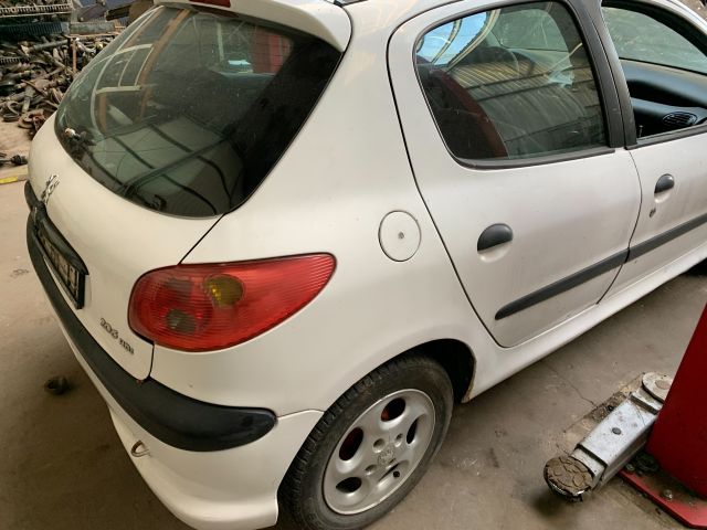 bontott PEUGEOT 206 Jobb első Csonkállvány Kerékaggyal