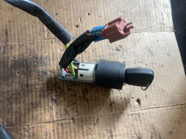 bontott PEUGEOT 206 Gyújtáskapcsoló Házzal