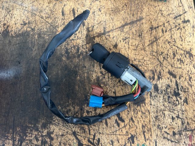 bontott PEUGEOT 206 Gyújtáskapcsoló Házzal