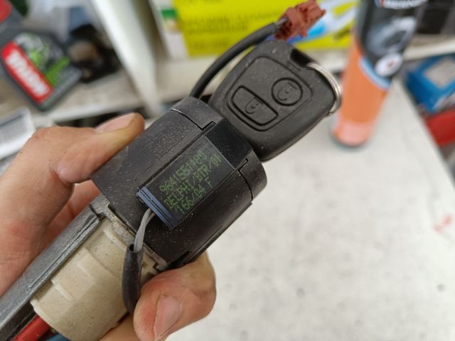 bontott PEUGEOT 206 Gyújtáskapcsoló Házzal