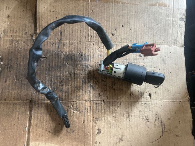 bontott PEUGEOT 206 Gyújtáskapcsoló Házzal