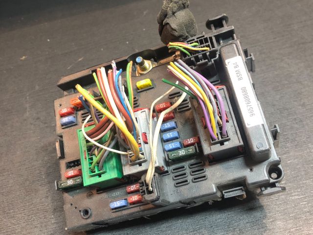 bontott PEUGEOT 206 Biztosítéktábla Motortér