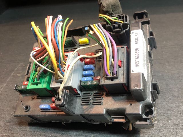 bontott PEUGEOT 206 Biztosítéktábla Motortér