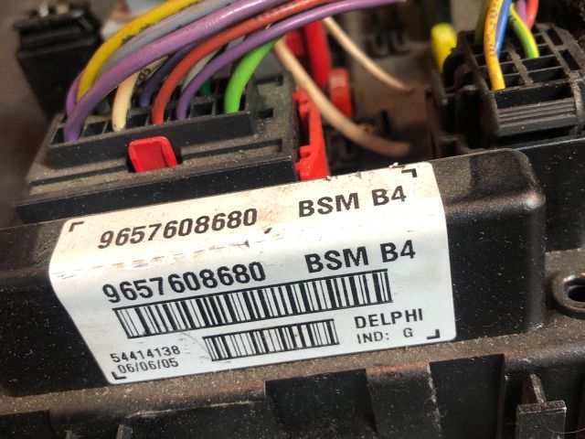 bontott PEUGEOT 206 Biztosítéktábla Motortér