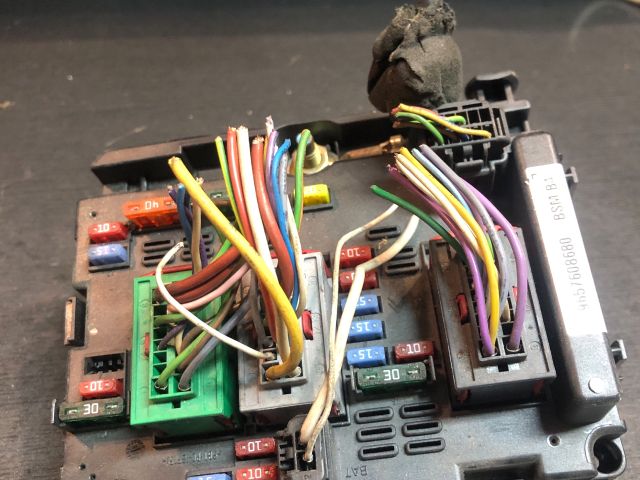 bontott PEUGEOT 206 Biztosítéktábla Motortér