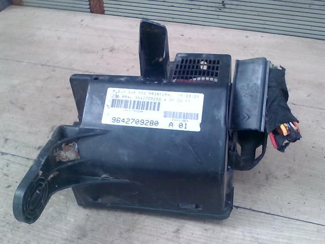 bontott PEUGEOT 206 Biztosítéktábla Motortér