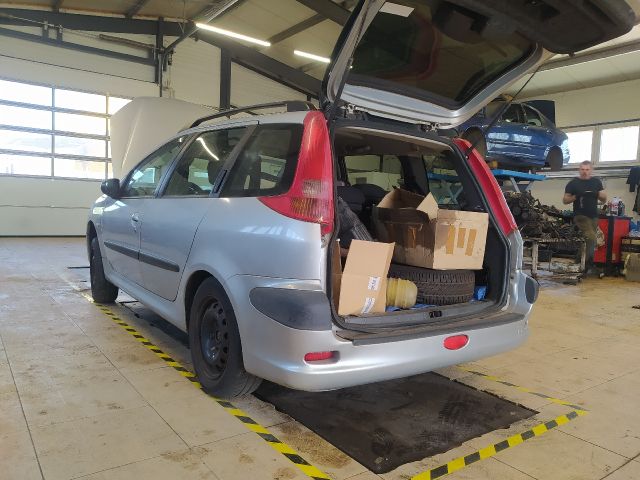 bontott PEUGEOT 206 Jobb első Csonkállvány Kerékaggyal