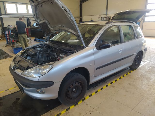 bontott PEUGEOT 206 Jobb első Csonkállvány Kerékaggyal