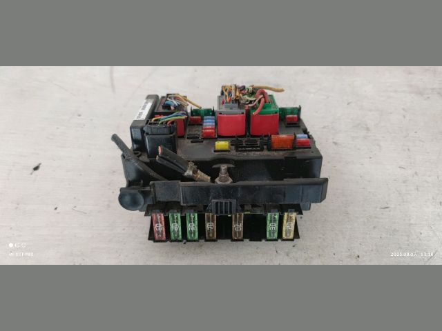 bontott PEUGEOT 206 Biztosítéktábla Motortér