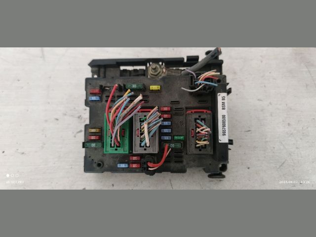 bontott PEUGEOT 206 Biztosítéktábla Motortér