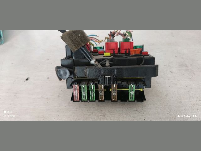 bontott PEUGEOT 206 Biztosítéktábla Motortér