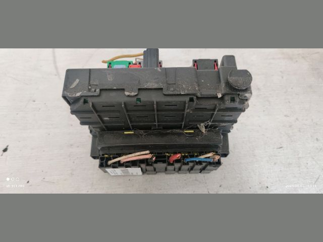 bontott PEUGEOT 206 Biztosítéktábla Motortér