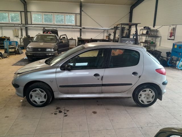 bontott PEUGEOT 206 Homlokfal (Üres lemez)