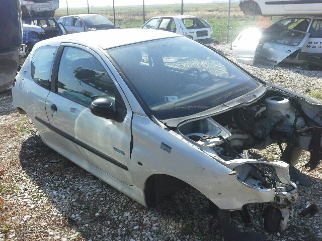 bontott PEUGEOT 206 Bal első Zsanér