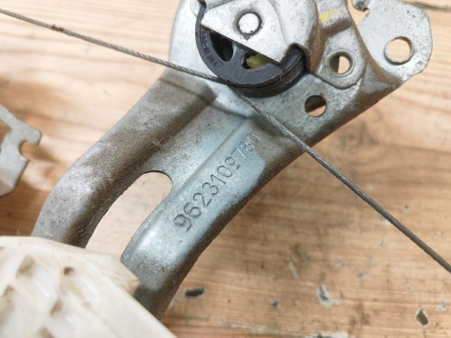 bontott PEUGEOT 206 Bal hátsó Ablakemelő Szerkezet (Mechanikus)