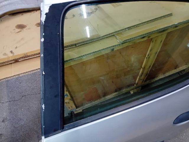 bontott PEUGEOT 206 Bal hátsó Ajtó (Részeivel)