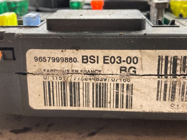 bontott PEUGEOT 206 Biztosítéktábla Doboz