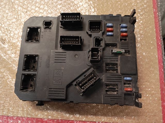 bontott PEUGEOT 206 Biztosítéktábla Doboz