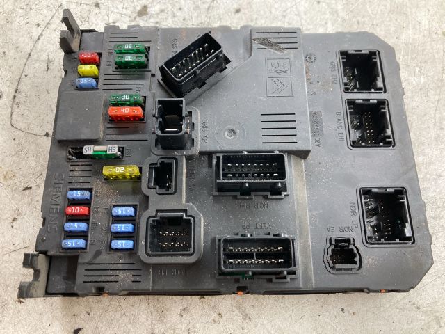 bontott PEUGEOT 206 Biztosítéktábla Doboz