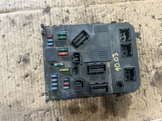 bontott PEUGEOT 206 Biztosítéktábla Utastér