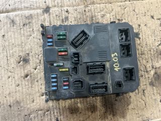 bontott PEUGEOT 206 Biztosítéktábla Utastér