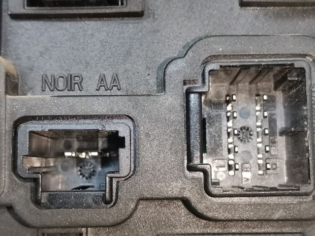 bontott PEUGEOT 206 Biztosítéktábla Utastér